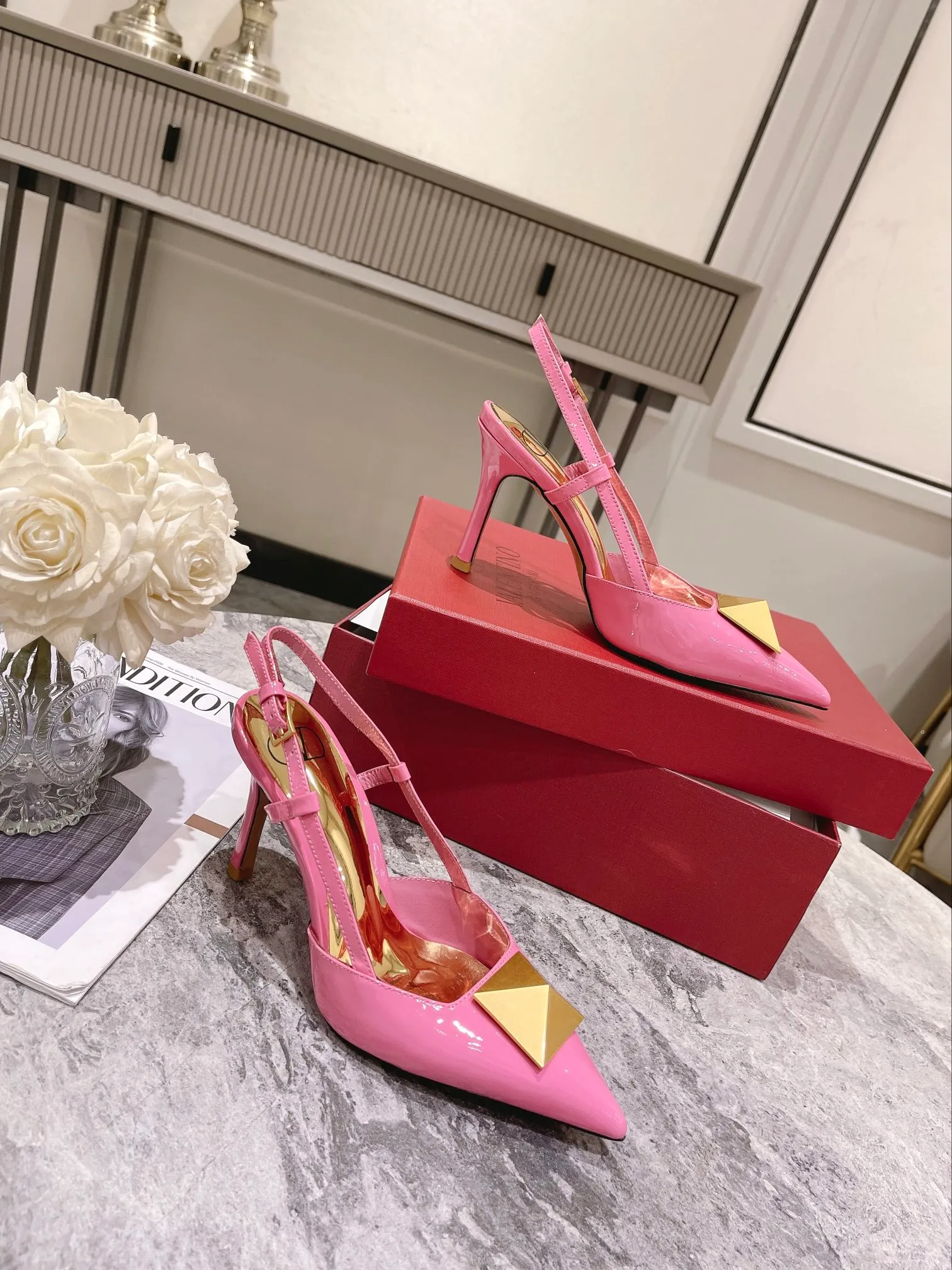 👟👟Ex-factory price 400👟👟 Genuine leather sole +40 Valentino Valentino spring and summer new rivet shoes are new☑️ —————————————— The latest golden big rivet element is full of high-end sense! Extremely fashionable Heel height: 9.5cm Upper: Matt sheepskin Lining: Sheepskin lining Outsole: Italian genuine leather outsole, rubber sole optional Color: Two styles and 8 colors available Code number: 34-41 (34 and 42 customized are not returnable)